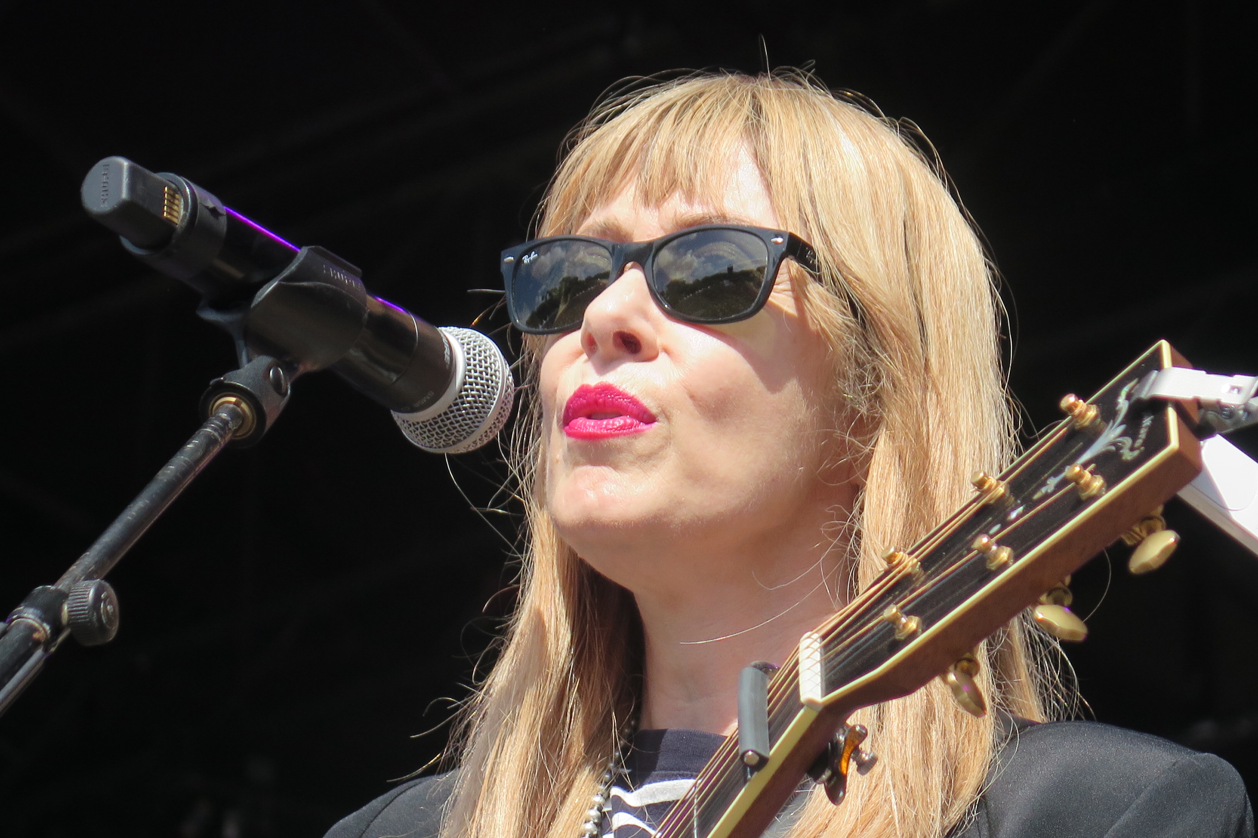 Suzanne Vega : Woman in black