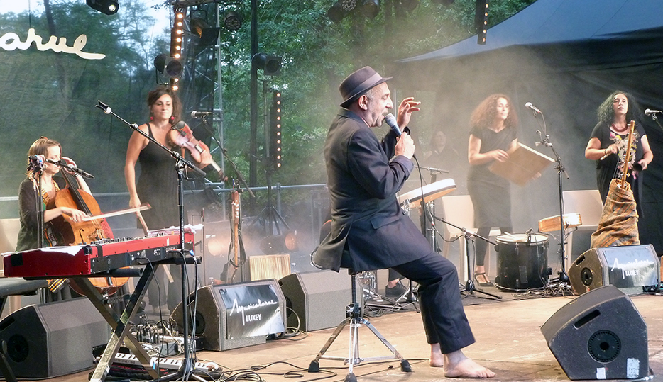 Le chanteur aux pieds nus et sa Tribu de Femmes